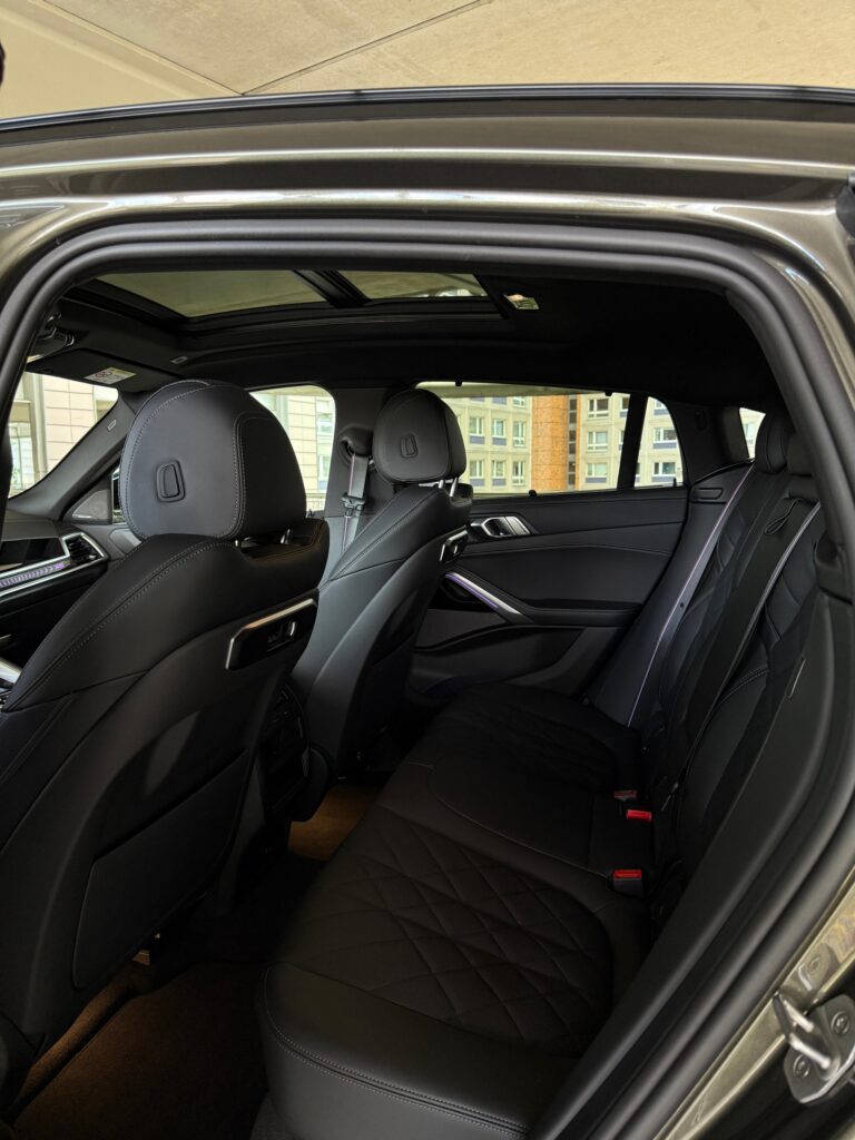 BMW X6 Innenansicht von den hinteren Sitzen
