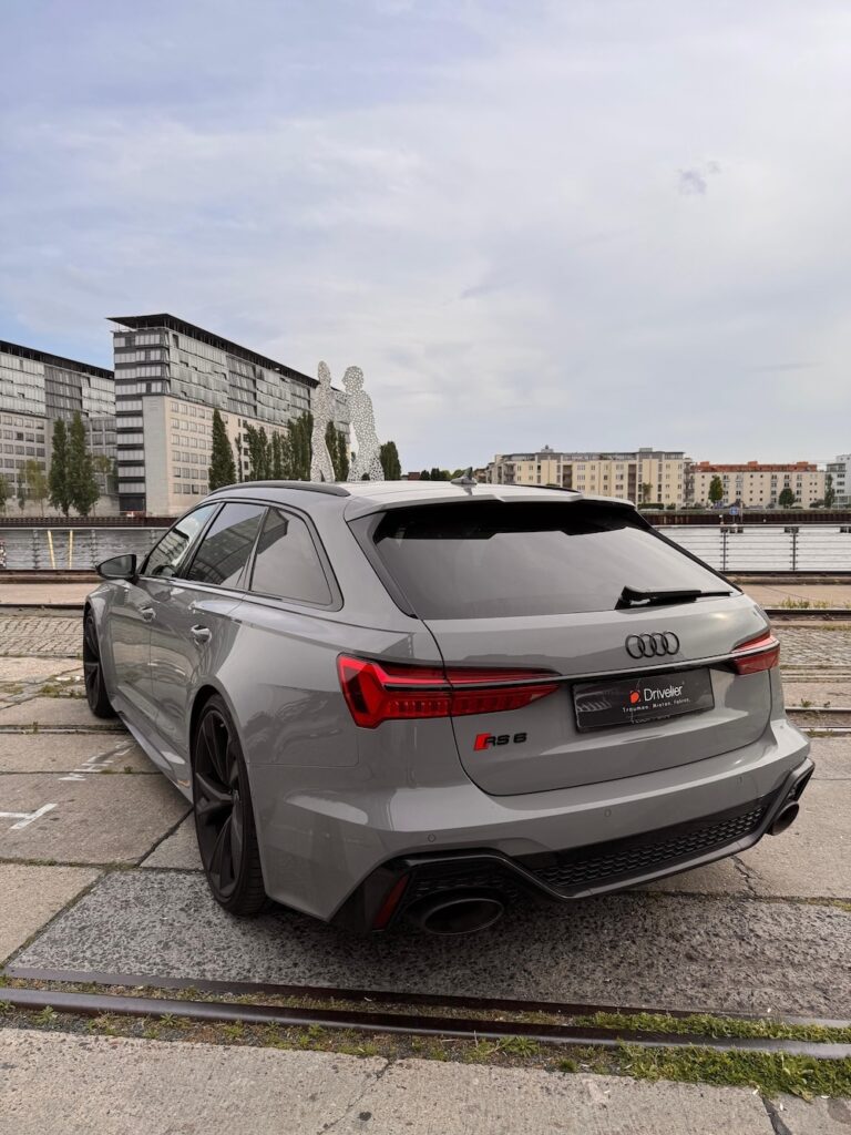 Audi RS6 in Grau Ansicht von hinten