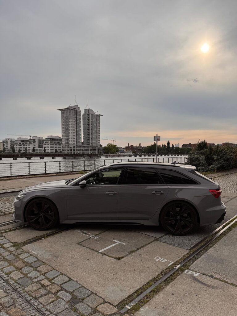 Audi RS6 in Grau Seitenansicht
